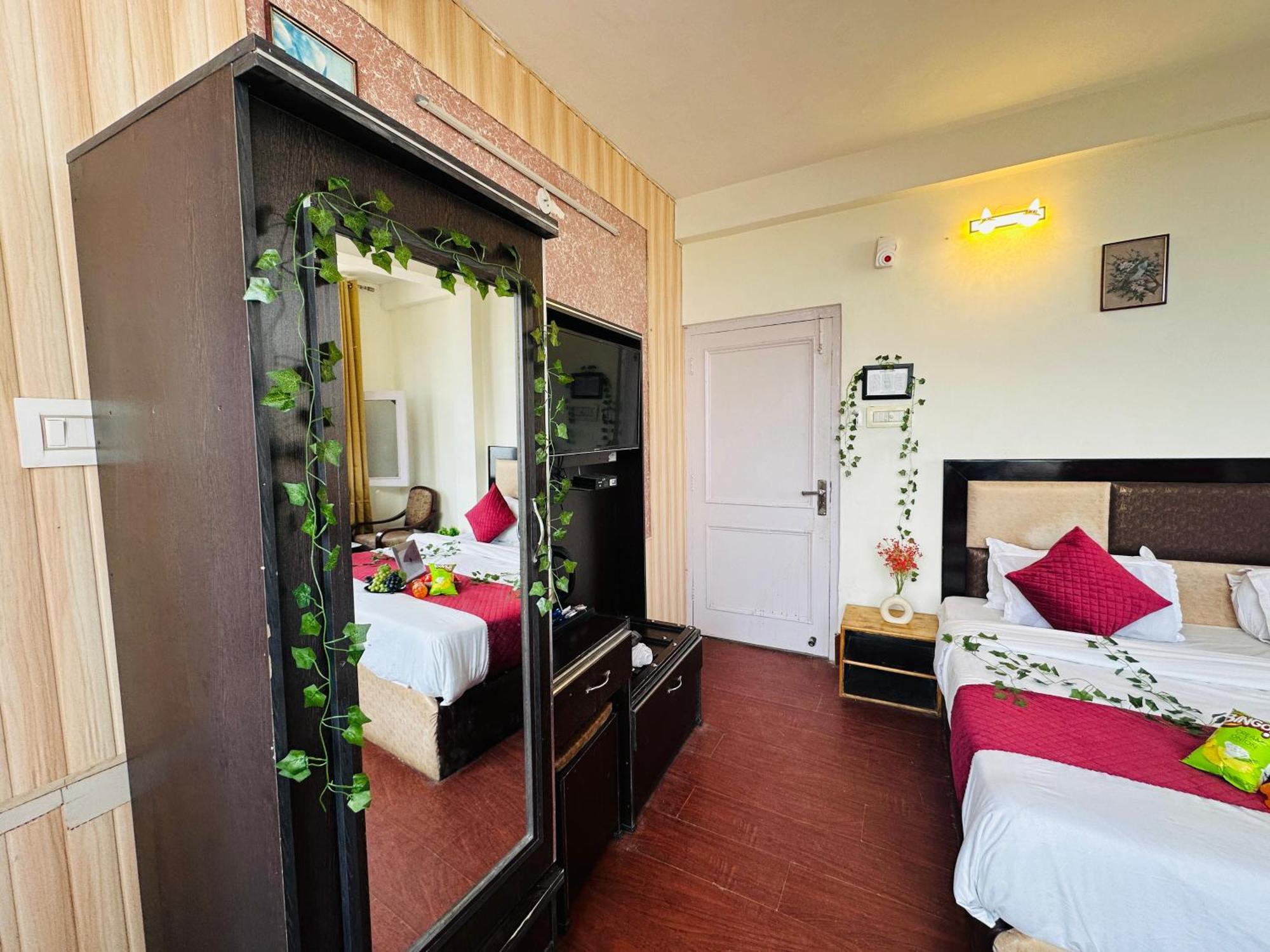 Hotel Mini Switzerland In Dalhousie Esterno foto